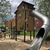 Bild vom Spielplatz anzeigen.
