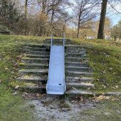 Bild vom Spielplatz anzeigen.