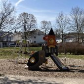 Bild vom Spielplatz anzeigen.