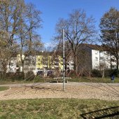 Bild vom Spielplatz anzeigen.