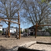 Bild vom Spielplatz anzeigen.