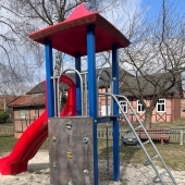 Bild vom Spielplatz anzeigen.