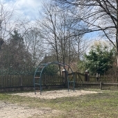 Bild vom Spielplatz anzeigen.