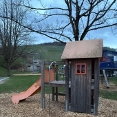 Bild vom Spielplatz anzeigen.
