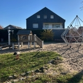 Bild vom Spielplatz anzeigen.