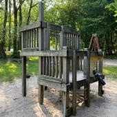 Bild vom Spielplatz anzeigen.