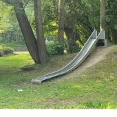 Bild vom Spielplatz anzeigen.