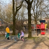Bild vom Spielplatz anzeigen.