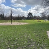 Bild vom Spielplatz anzeigen.