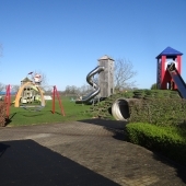 Bild vom Spielplatz anzeigen.