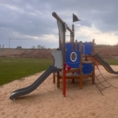 Bild vom Spielplatz anzeigen.