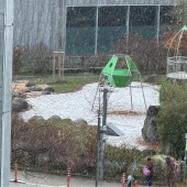 Bild vom Spielplatz anzeigen.