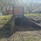 Bild vom Spielplatz anzeigen.