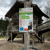 Bild vom Spielplatz anzeigen.