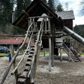 Bild vom Spielplatz anzeigen.