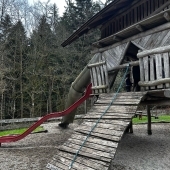 Bild vom Spielplatz anzeigen.