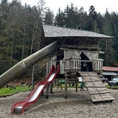 Bild vom Spielplatz anzeigen.
