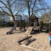 Bild vom Spielplatz anzeigen.