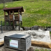 Bild vom Spielplatz anzeigen.