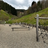 Bild vom Spielplatz anzeigen.
