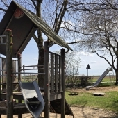 Bild vom Spielplatz anzeigen.