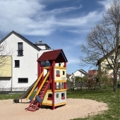 Bild vom Spielplatz anzeigen.