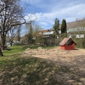 Bild vom Spielplatz anzeigen.
