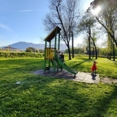 Bild vom Spielplatz anzeigen.