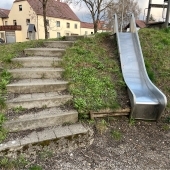 Bild vom Spielplatz anzeigen.