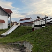 Bild vom Spielplatz anzeigen.