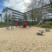 Bild vom Spielplatz anzeigen.