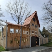 Bild vom Spielplatz anzeigen.