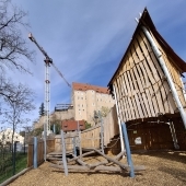 Bild vom Spielplatz anzeigen.