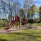 Bild vom Spielplatz anzeigen.