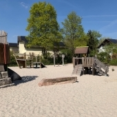 Bild vom Spielplatz anzeigen.