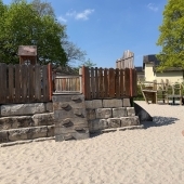 Bild vom Spielplatz anzeigen.