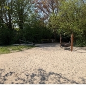 Bild vom Spielplatz anzeigen.