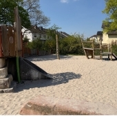 Bild vom Spielplatz anzeigen.