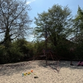 Bild vom Spielplatz anzeigen.