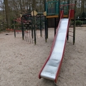 Bild vom Spielplatz anzeigen.