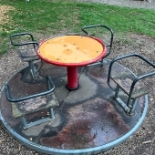 Bild vom Spielplatz anzeigen.