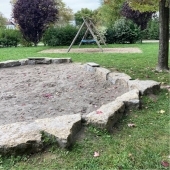 Bild vom Spielplatz anzeigen.