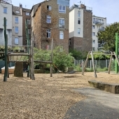 Bild vom Spielplatz anzeigen.