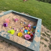 Bild vom Spielplatz anzeigen.
