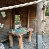 Bild vom Spielplatz anzeigen.