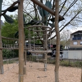Bild vom Spielplatz anzeigen.