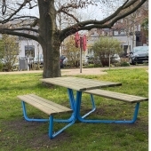 Bild vom Spielplatz anzeigen.