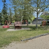Bild vom Spielplatz anzeigen.