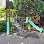 Bild vom Spielplatz anzeigen.