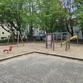 Bild vom Spielplatz anzeigen.